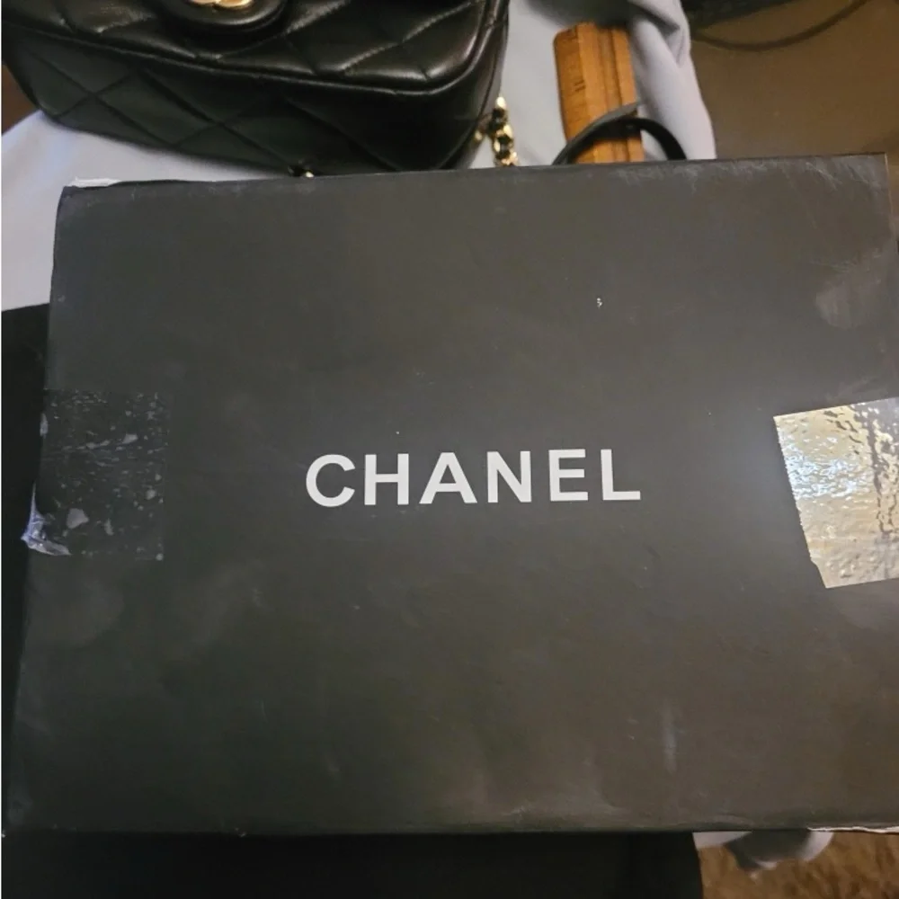 NWOT Chanel Black Quilted Lambskin Crossbody Bag with Gold Chain. Never used. - Picture 6 of 7